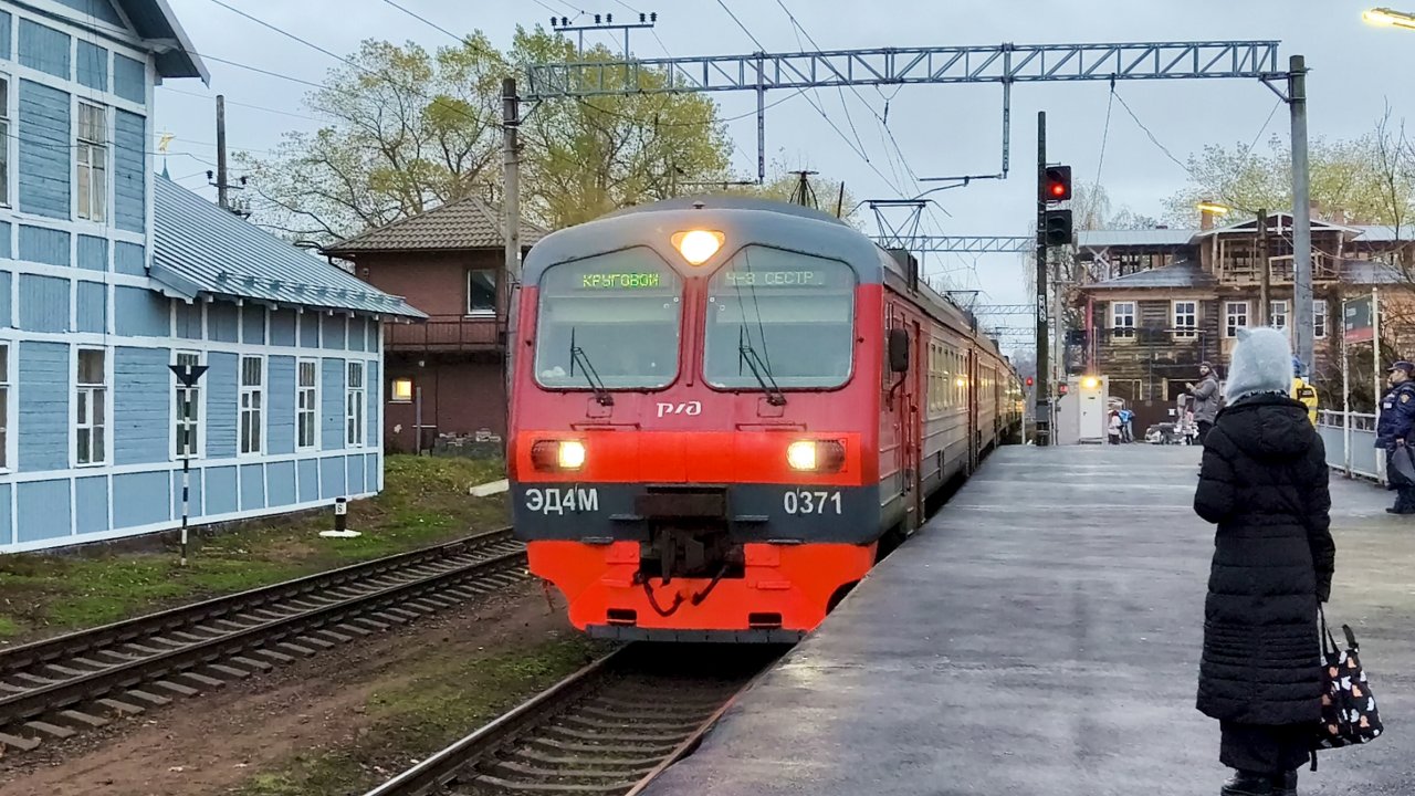 ЭД4М 0371, сообщением Санкт-Петербург Финляндский (кольцо) прибывает на ст. Сестрорецк