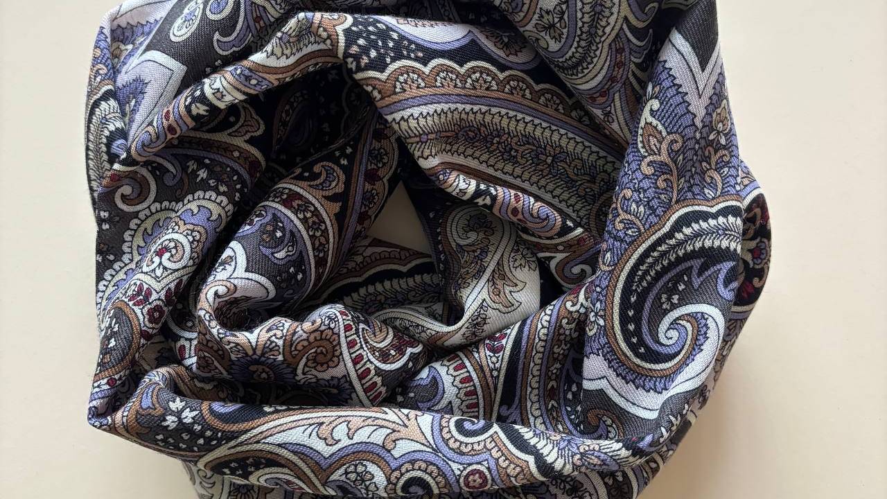 Снуд из павловопосадского платка "Ясно солнышко" на сером фоне