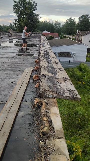 Демонтаж козырьков. Начало. 23.07.2025 г. 
#Было_стало 
#Сеща 
#Старая_школа 
#Вторая_жизнь 
#Стройк