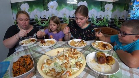 мукбанг. приготовила салат из того, что было, и котлеты покупные