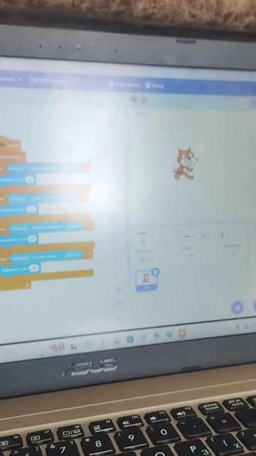 как в scratch Scratch 3.31.1 сделать чтобы персонаж ходил вправо лево вверх и вниз