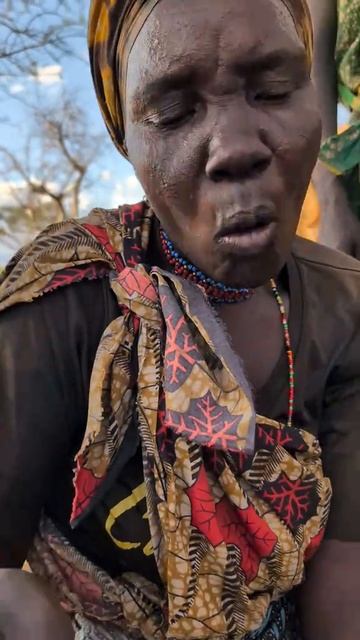 Жена вождя племени, готовит овощное рагу с мясом. И передаёт знания молодежи