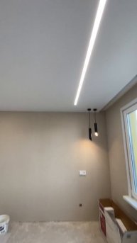 Квартира с скрытыми нишами и световыми линиями