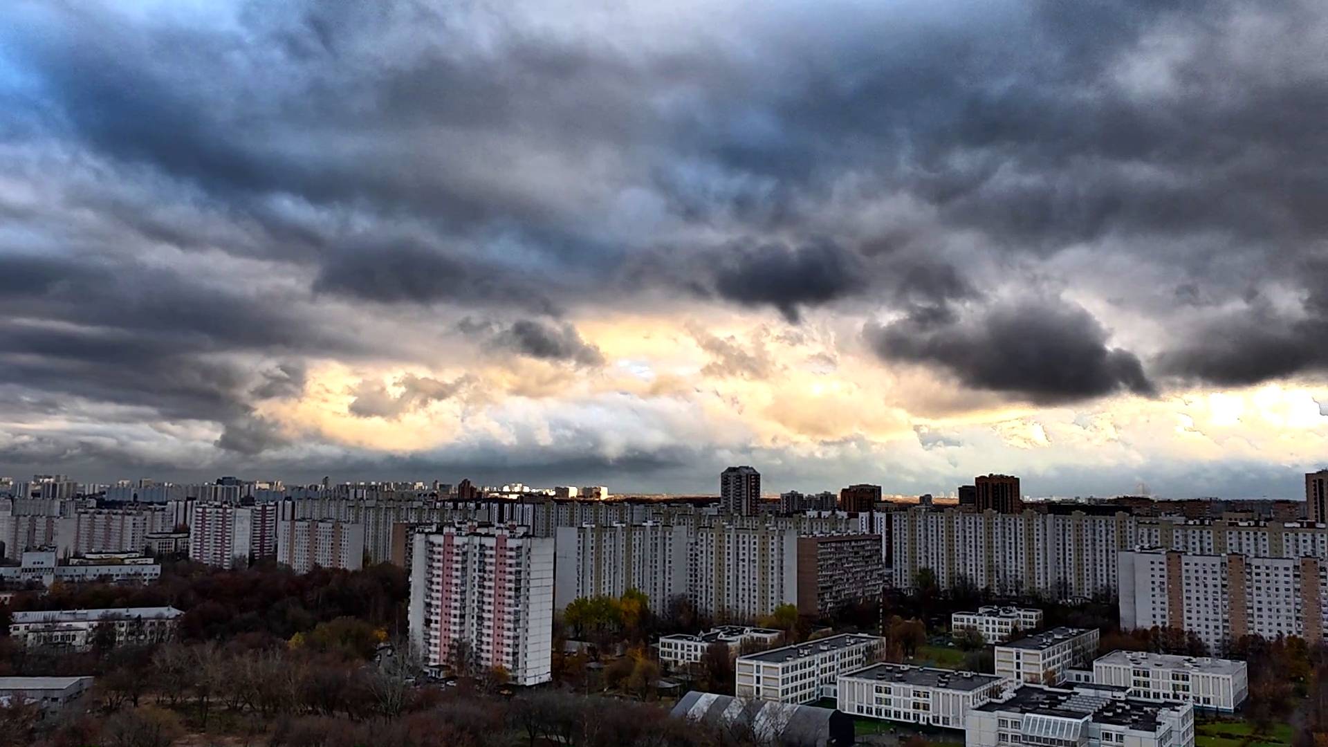 Хмурые тучи над МОСКВОЙ 4 ноября 2025 года.