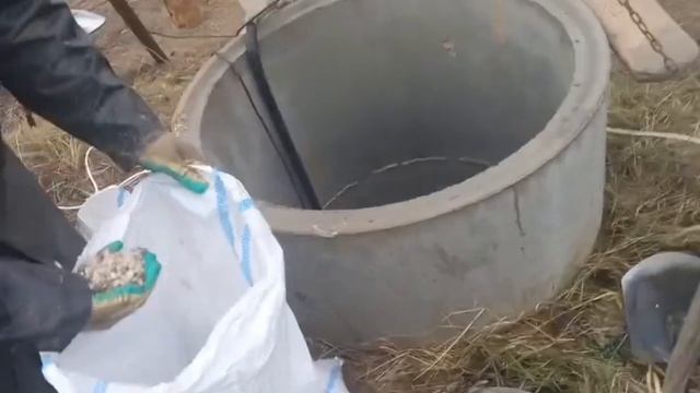 Д. Корабаново. Подводка воды через адаптер, чистка колодца на плывуне. podkapaev.ru