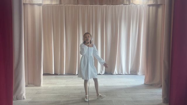 «Улыбка». Муз.В.Шаинский, сл.М.Пляцковский. Поёт София Попова (8 лет)