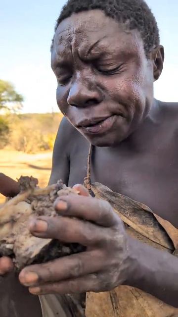 Сын вождя племени Шаба ухватил огромный кусок мяса и не собирается ни с кем делиться