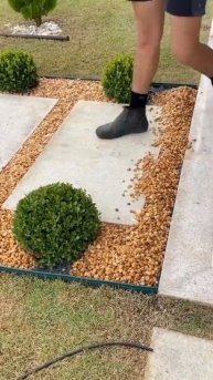 Пошаговые дорожки при входе в дом