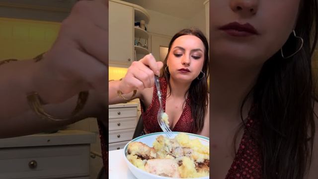 Красивая девушка танцует в мини юбке в чёрных колготках капроне