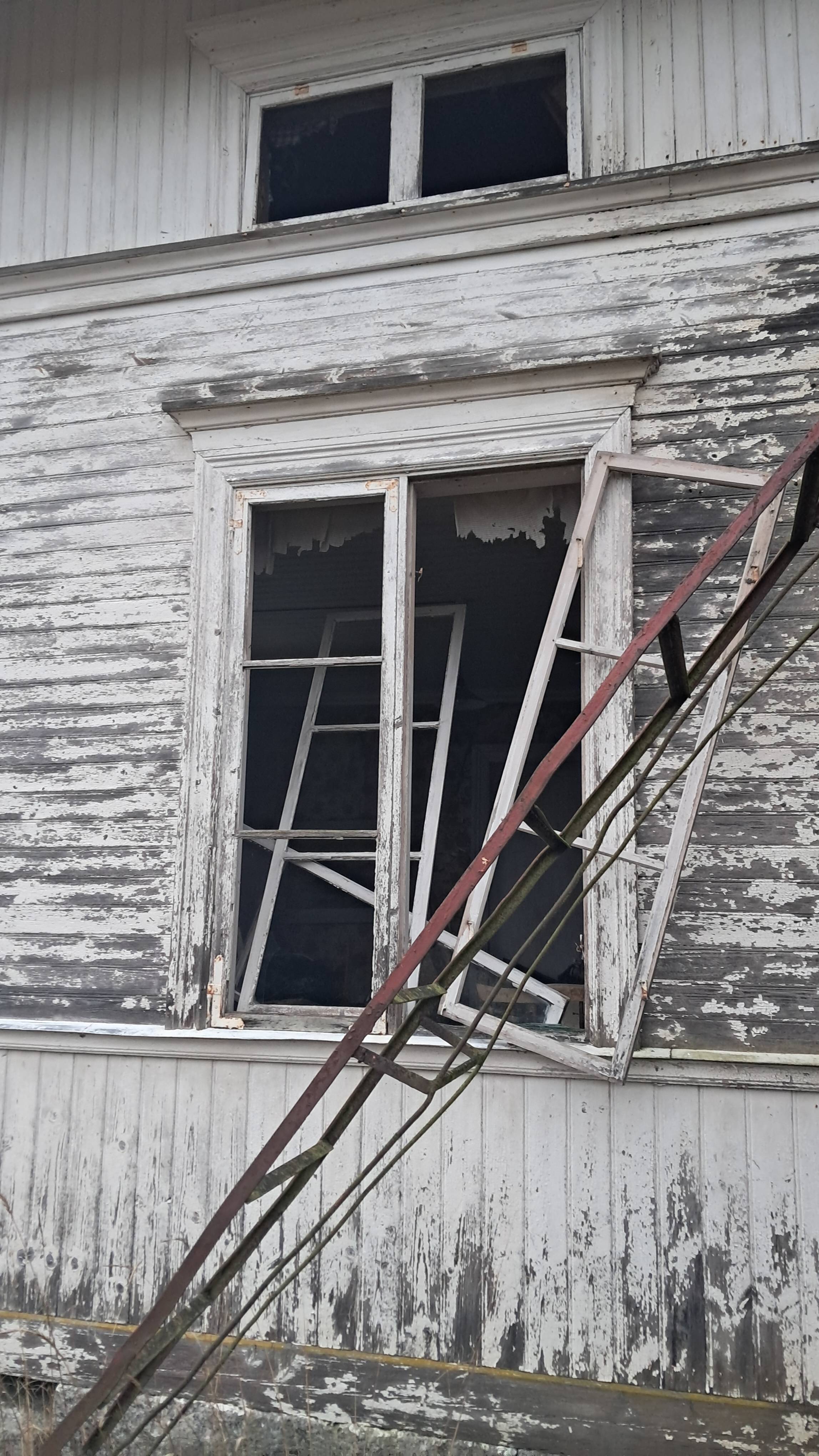 Нежилой дом разрушается все больше и больше. Печальное зрелище, когда то люди были там счастливы.