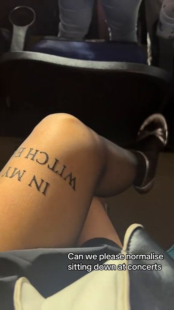 Шикарные ножки девушки в колготках с надписью на высоких каблуках