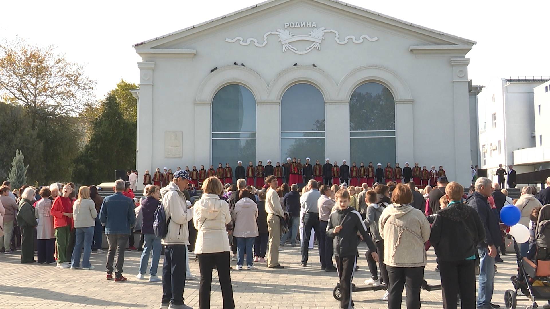 На Театральной площади прошло масштабное празднование Дня народного единства