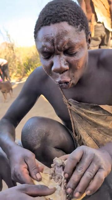 Сын племени Шаба вместе с жителями решили вкусно перекусить