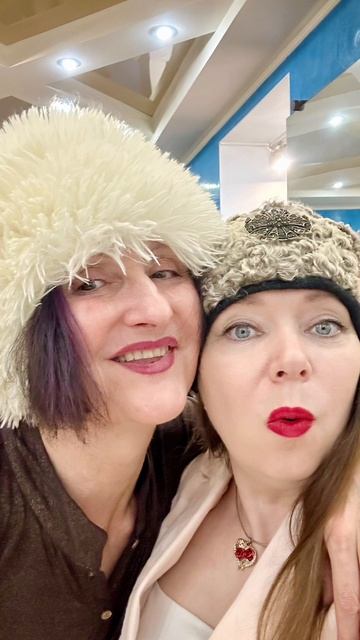 Модницы в шикарных зимних шапках Адмирал Art Collection ателье бутик СПб метро Петроградкая