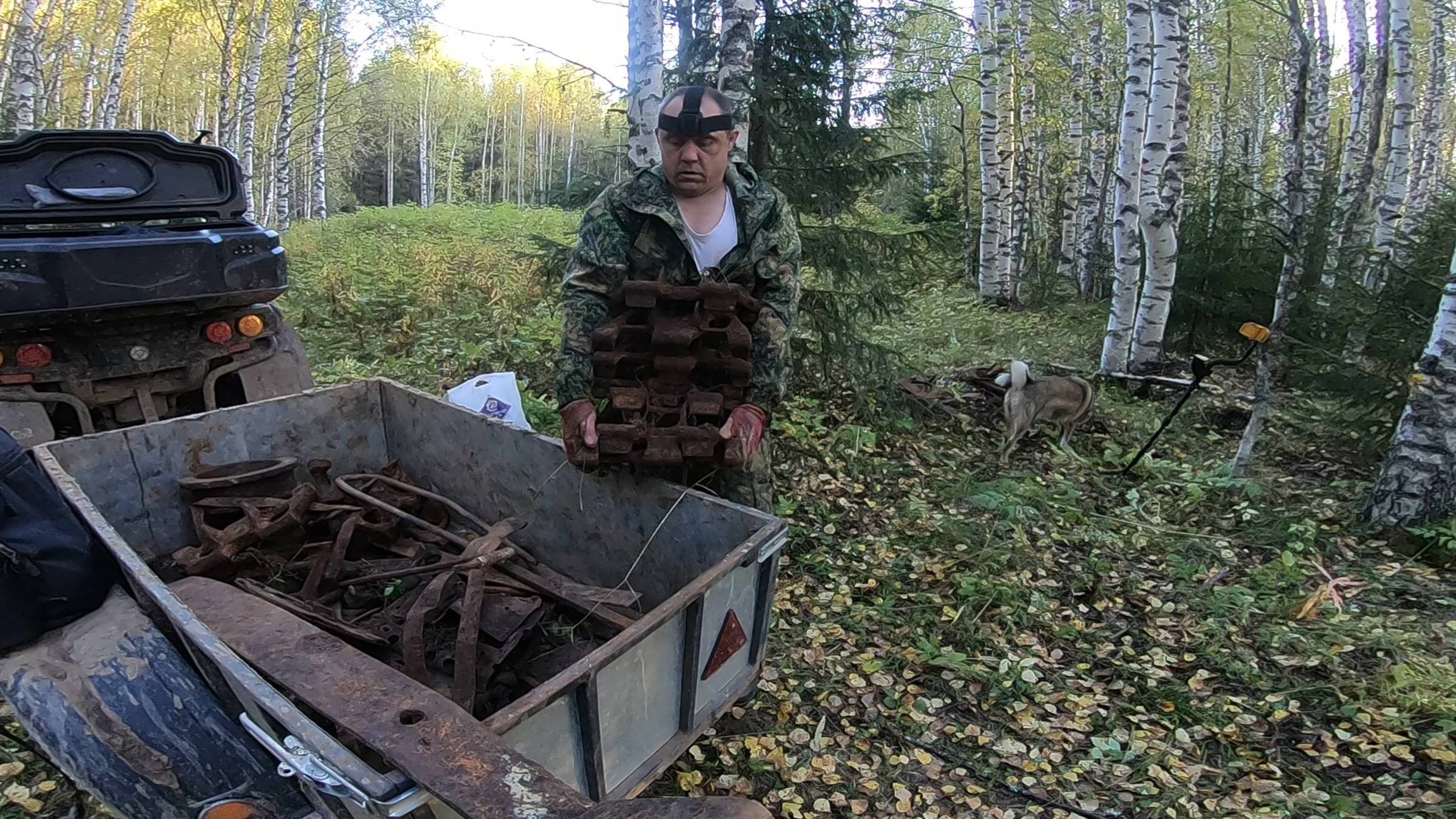 ЗАХОРОНЕНЫЙ Металл в -ТАЙГЕ- ЯМА с Траками и РАЗПАХАНЫЙ ГАРАЖ