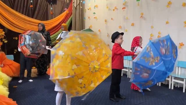 Танец с зонтиками старшая группа