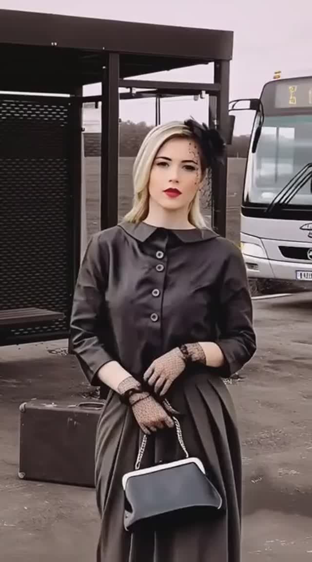 ... на остановке ...