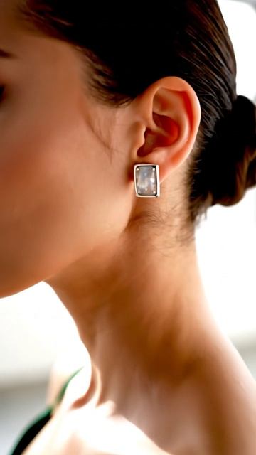 A_beautiful_woman_202510141836_wnd5x