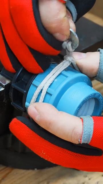 Совет опытного сантехника_ откручивайте нитки канатом!