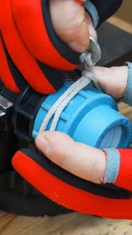 Совет опытного сантехника_ откручивайте нитки канатом!