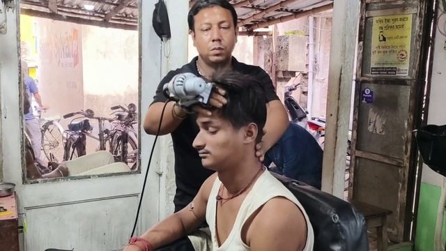 Индийский Парикмахер Делает Расслабляющий Массаж головы и Спины