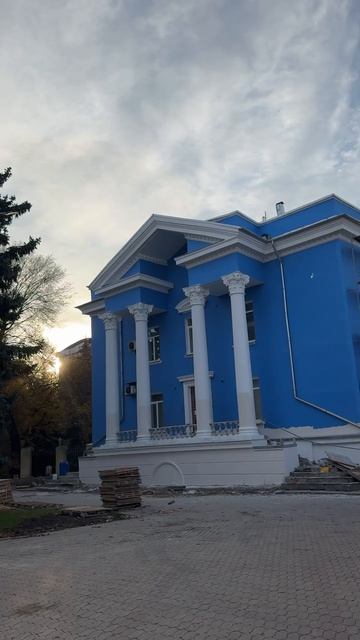 🏥 Возле бульвара Пушкина в Донецке, продолжают восстанавливать городскую больницу №5.