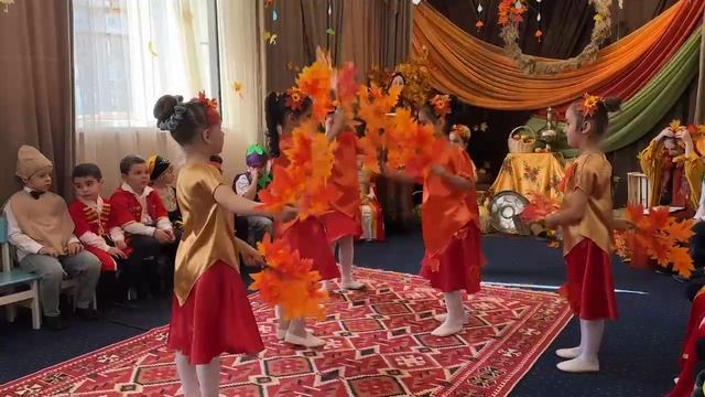 Танец с листиками подготовительная группа