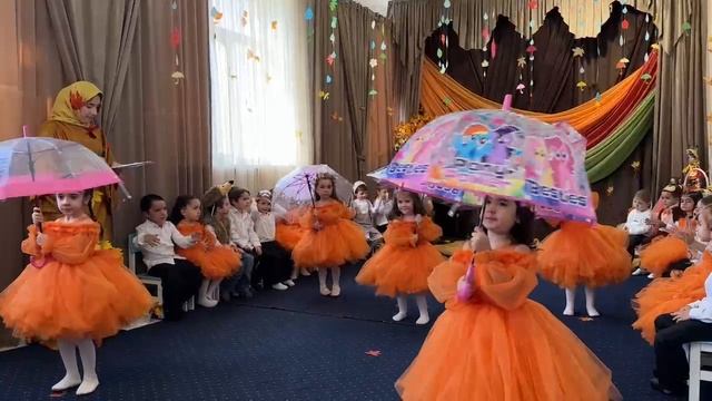 Танец с зонтиками средняя группа