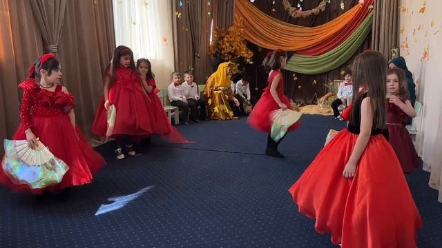 Танец девочек старшая группа