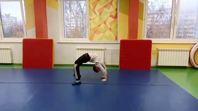 мой брат делает переворот в перет 😱😱😱😱