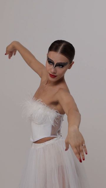 Платье трикотаж со сборками и открытыми плечами