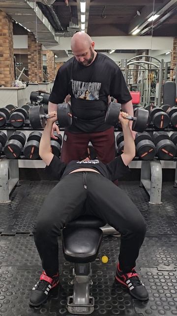 По 30 кг жим гантелей лежа в 15 лет