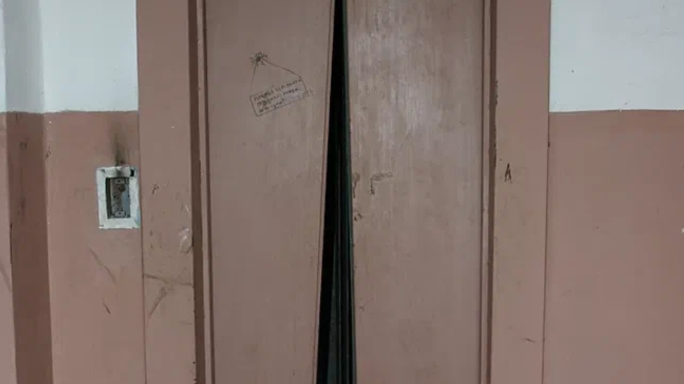 старый лифт в больничке город Йошкар-Ола  больничка на улице Чехова...