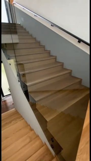 Стеклянные ограждения лестницы