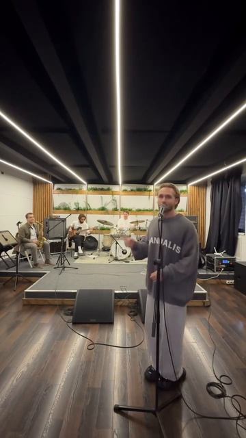 Вовсю репетируем, чтобы порадовать вас вкусным звучанием 14го ноября! Ссылка на билеты в шапке!