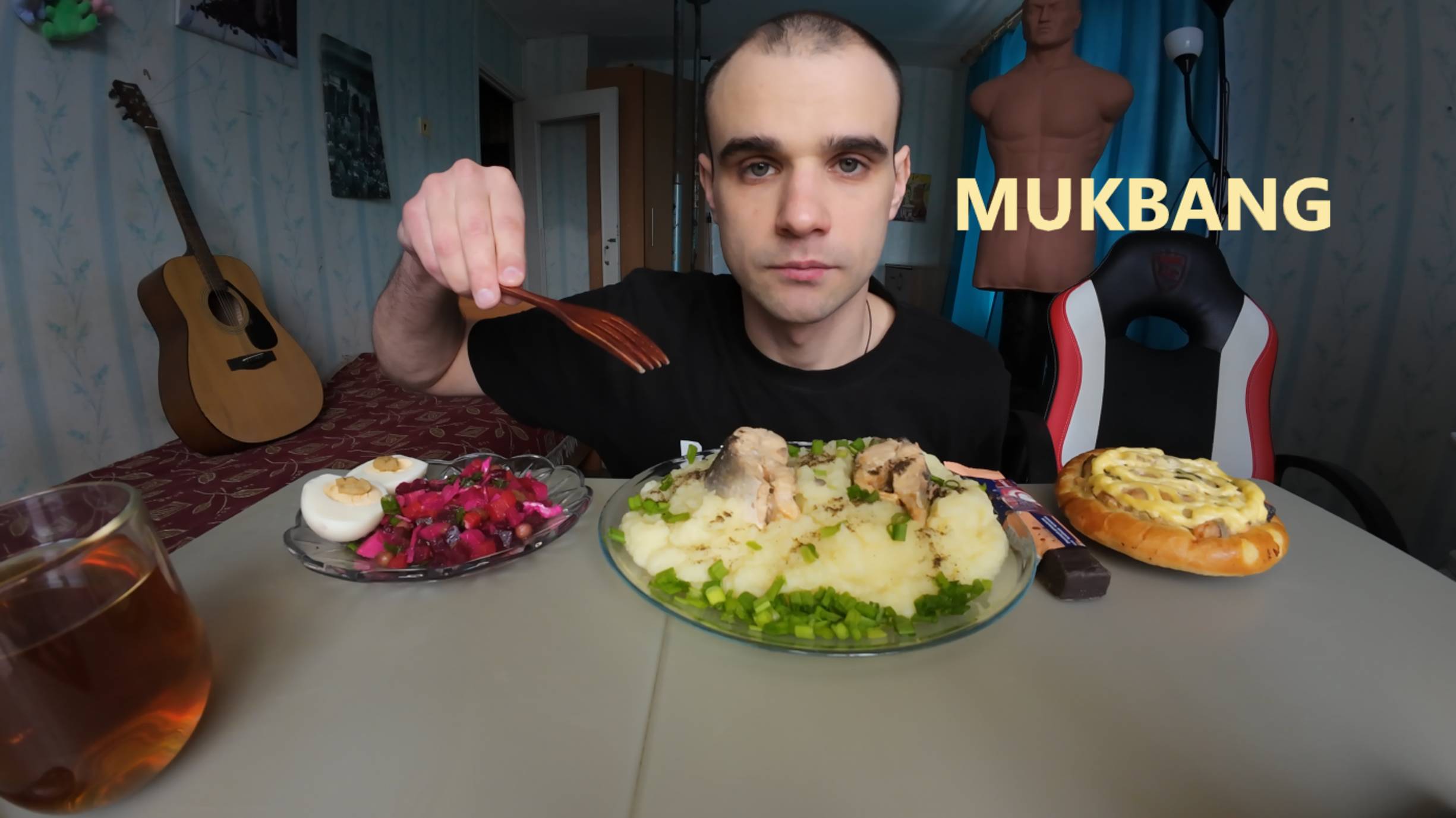МУКБАНГ ПЮРЕ И РЫБА (ГОРБУША) / САЛАТ ВИНЕГРЕТ / ПИРОГ РЫБНЫЙ / БАТОНЧИК ШОКОЛАДНЫЙ / ЕДА / АСМР