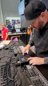 Acid House Live на железках, на стенде бренда Arturia
Сетап - Elektron Digitakt II, Uno Synth Pro X