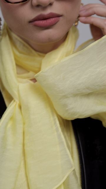 Желтая блуза с бантом. Брюки с люрексной нитью. Куртка с кружевом и пайетками