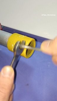 Как открутить тугую трубу или муфту без специальных инструментов! #shorts #сантехника