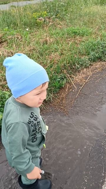 Влад топает по лужам