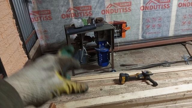 показываю как утепляю гараж из профильной трубы обшитый профнастилом. часть 2 стены.