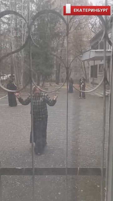 Около суда цыганки провели обряд,что бы вызволить подозреваемого