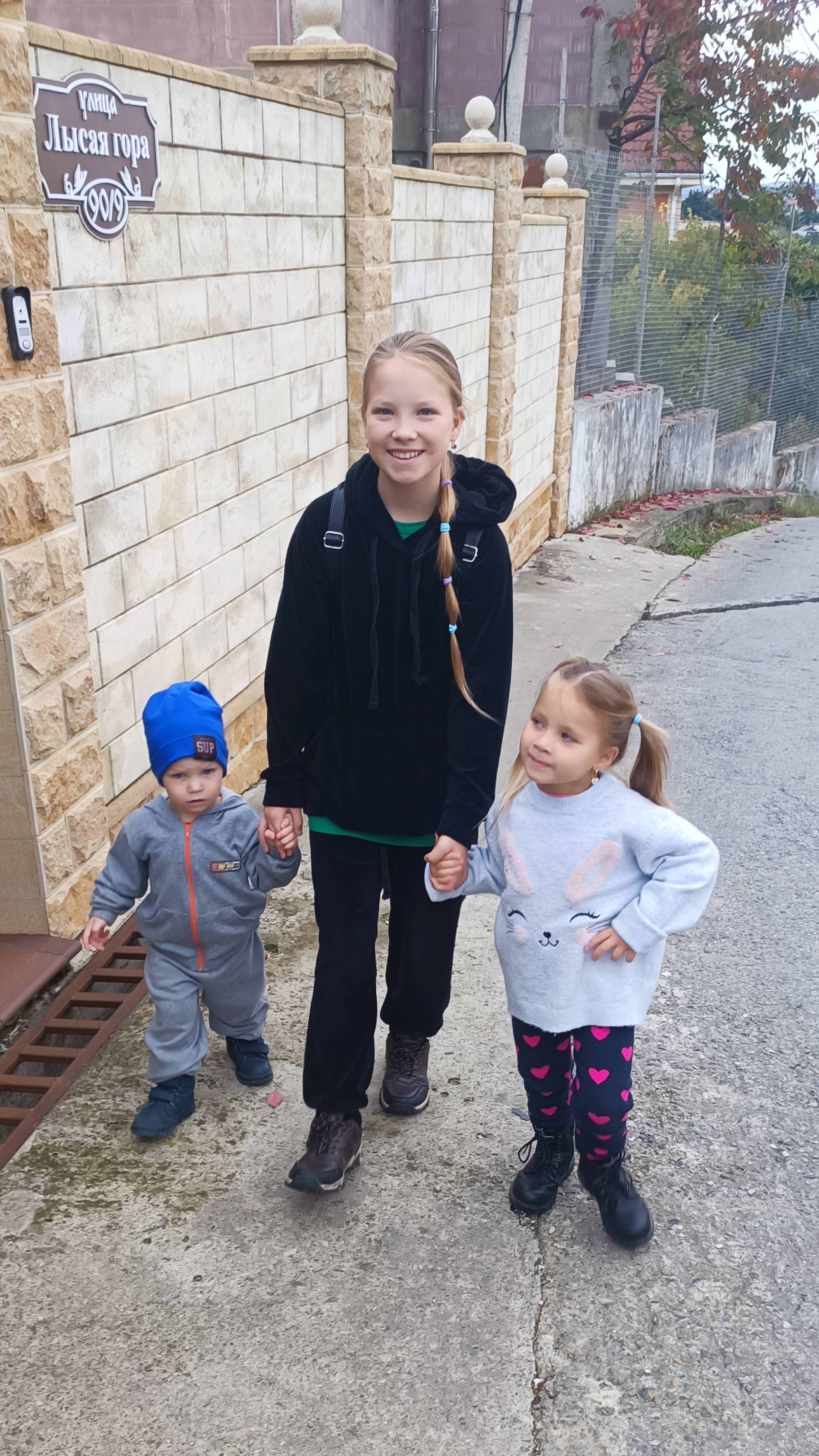 Старшая сеетра Мариэль ведёт малышей Розалию и Ягуара