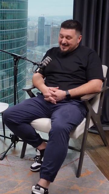 В чем разница между подкастом и интервью?