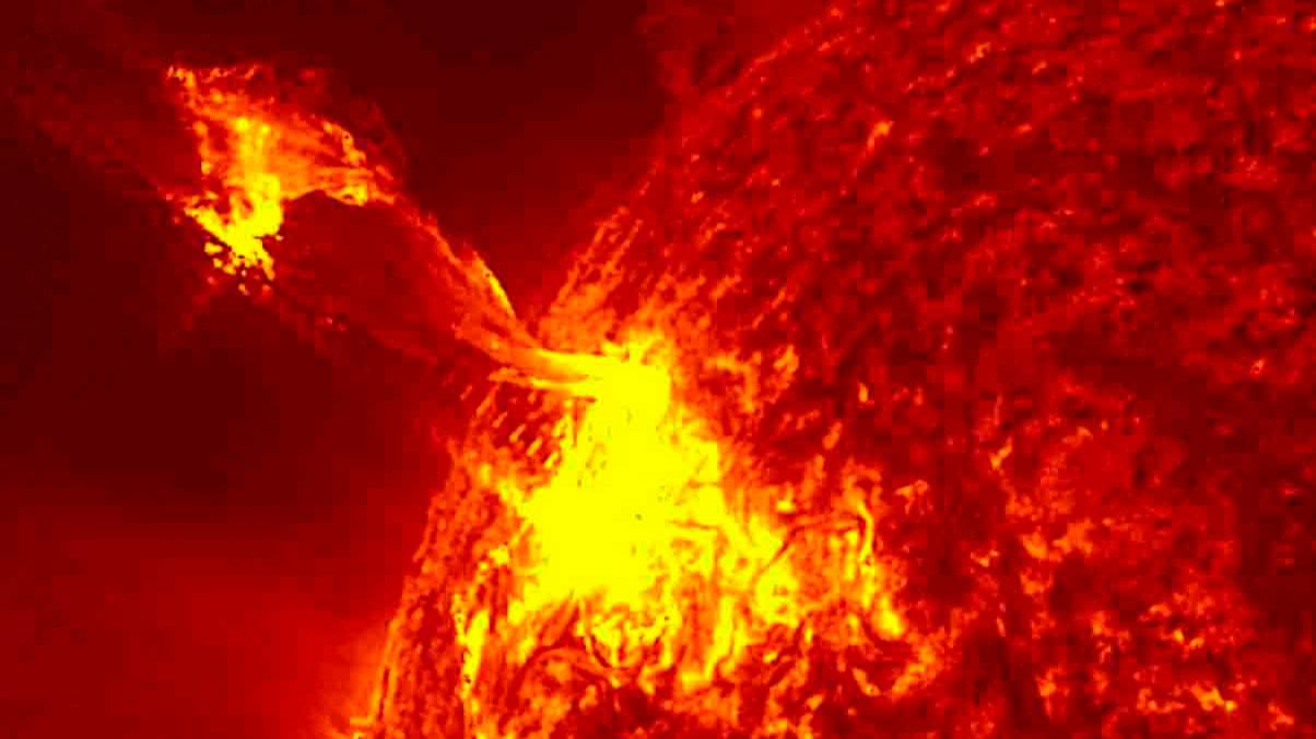 Мощный выброс солнечной плазмы ударит по Земле в пятницу 7 ноября.