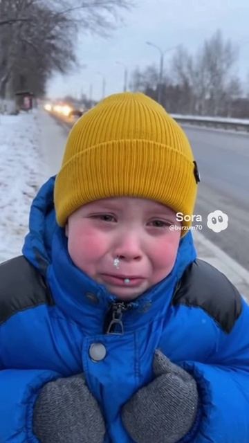 Мальчик продолжает плакать.