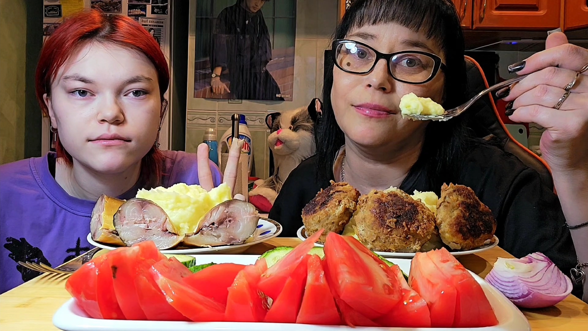 Мукбанг | Пюре с копчёной скумбрией и котлетами,овощи | Обжор Асмр