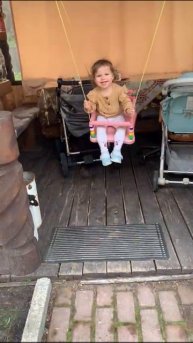 Бабушка и дедушка катают Василису