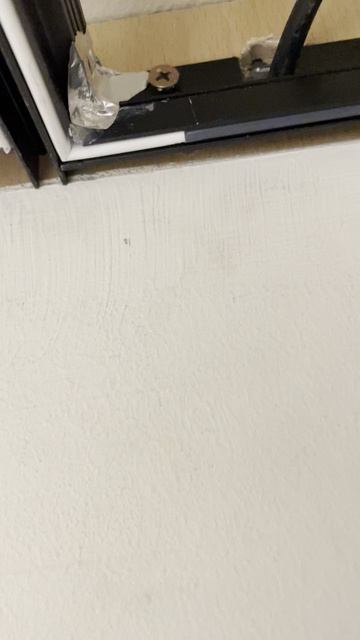 Узел примыкания парящего профиля Flexy Fly 02 с теневым разделителем Slott R и профилем EvroSlott.