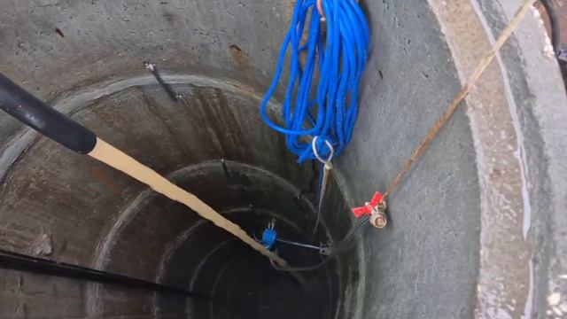 Ст.Ветерок.Подняли гнилой осиновый щит, плывун потянул кольца,соединили шахту колодца. podkapaev.ru